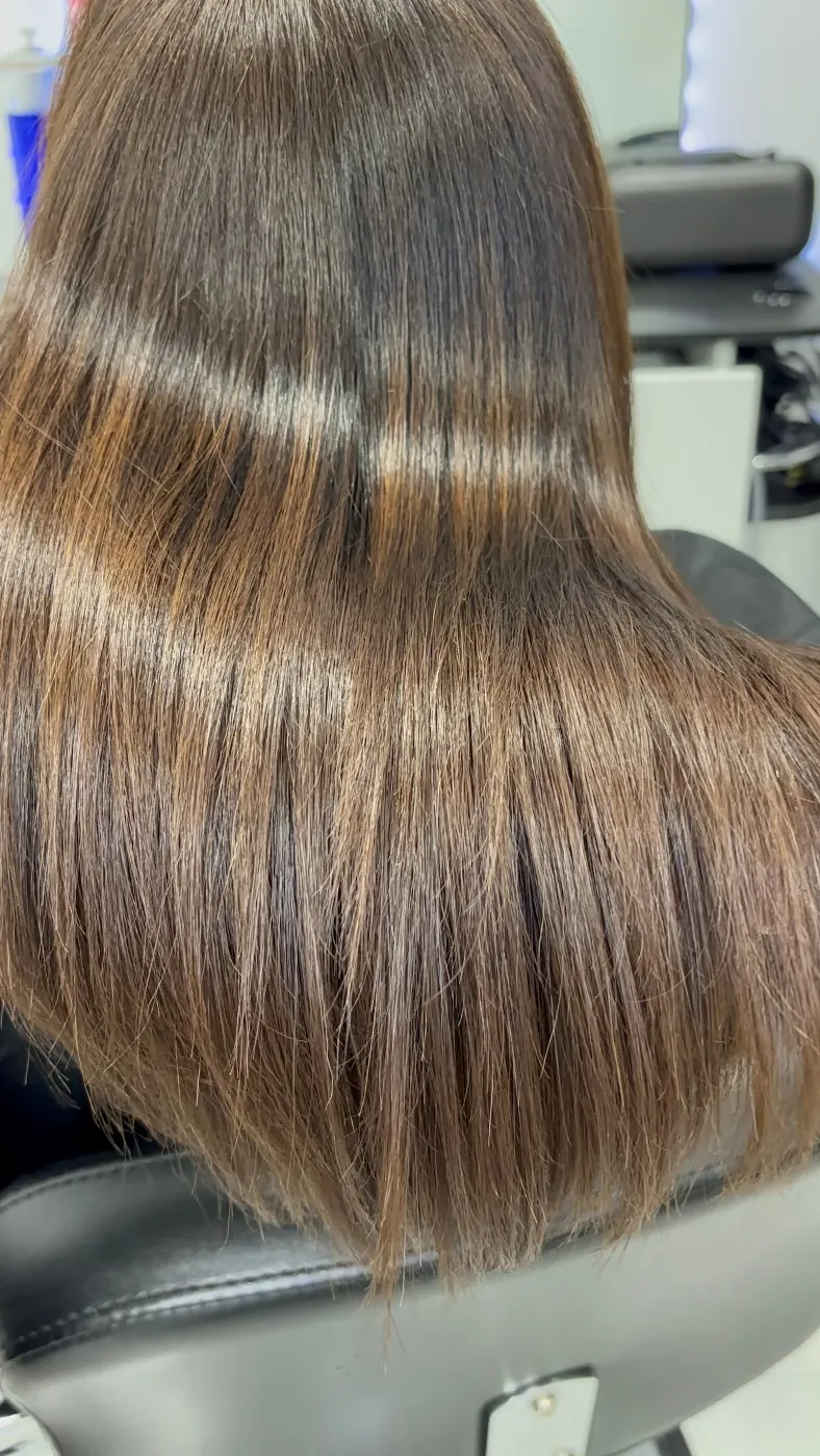 Cabello liso con mechas caramelo