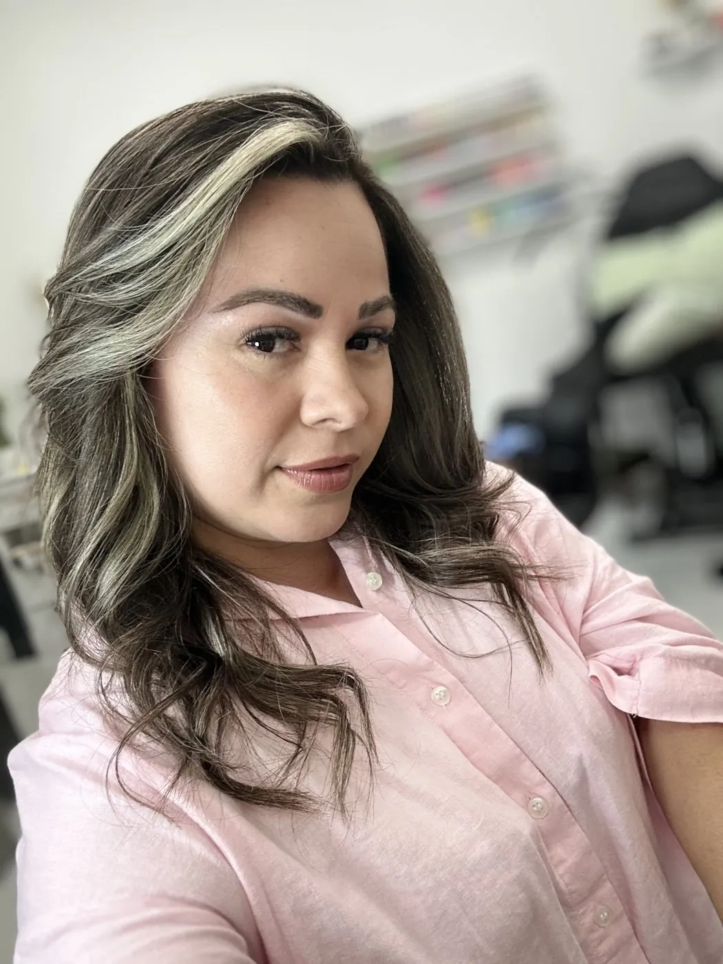 Mechas cenizas sobre base oscura